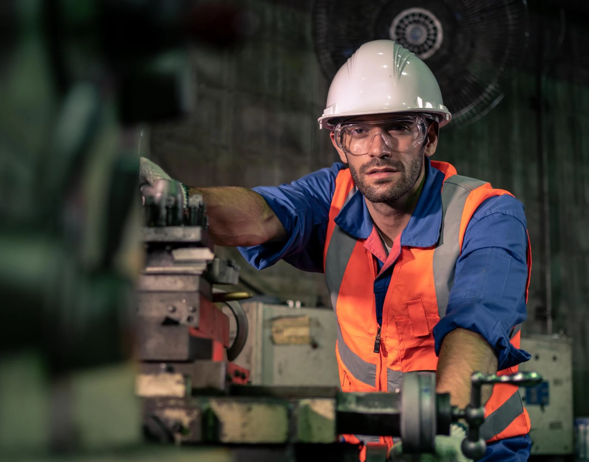 Technicien en tenue de sécurité travaillant sur une machine